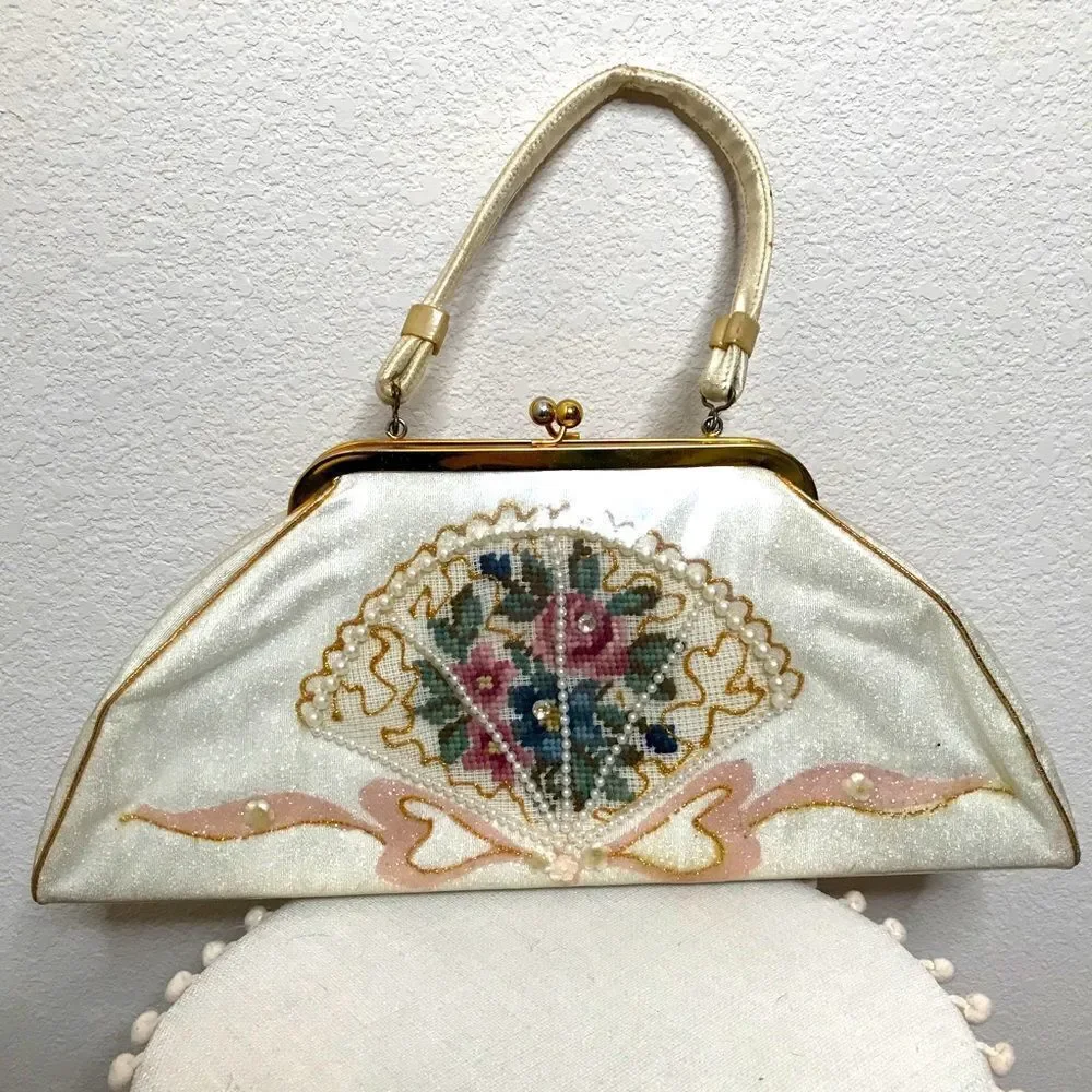 Vintage clutch style purse‎